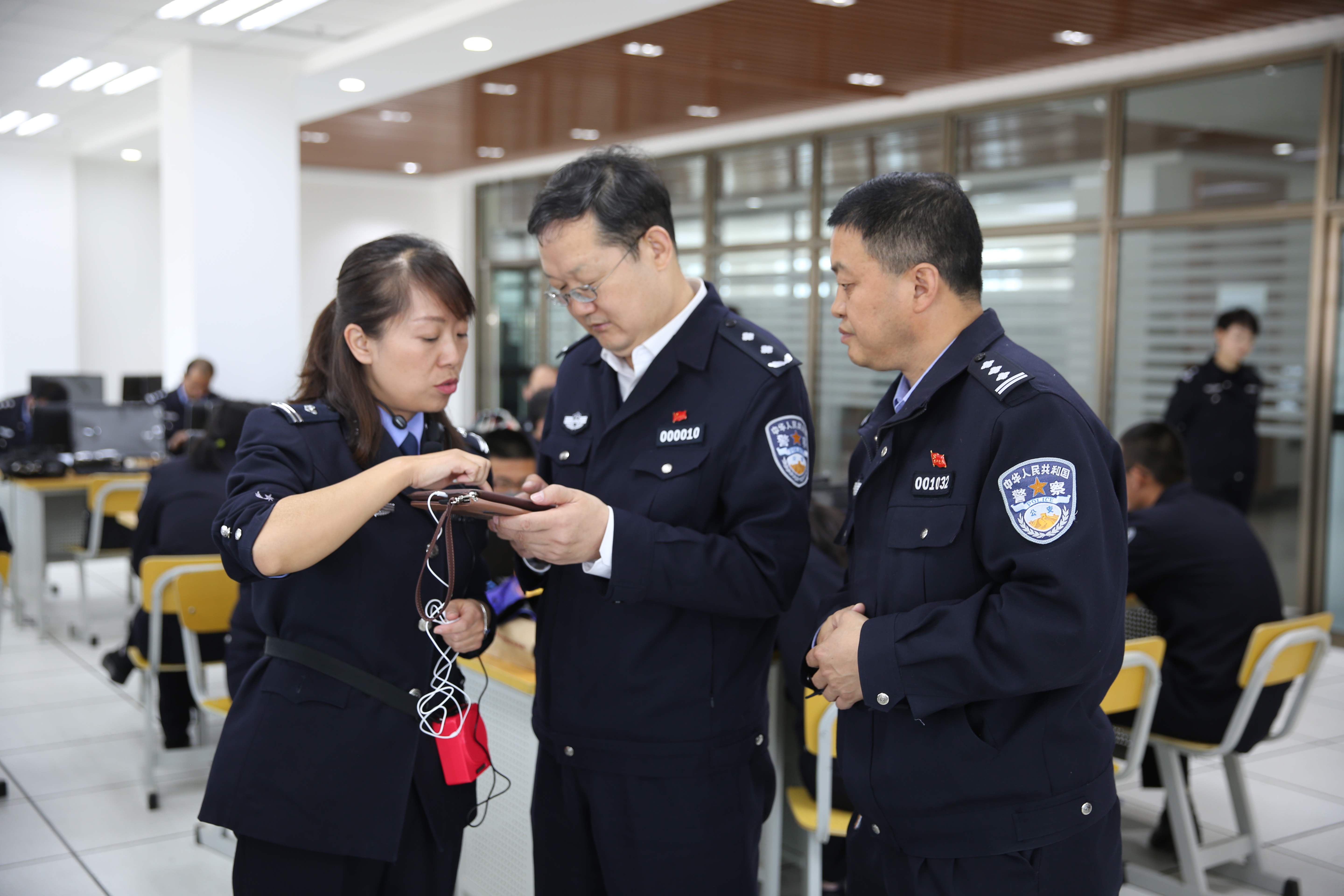 1524652794101623.jpg 003任院长指导演示慕课.JPG